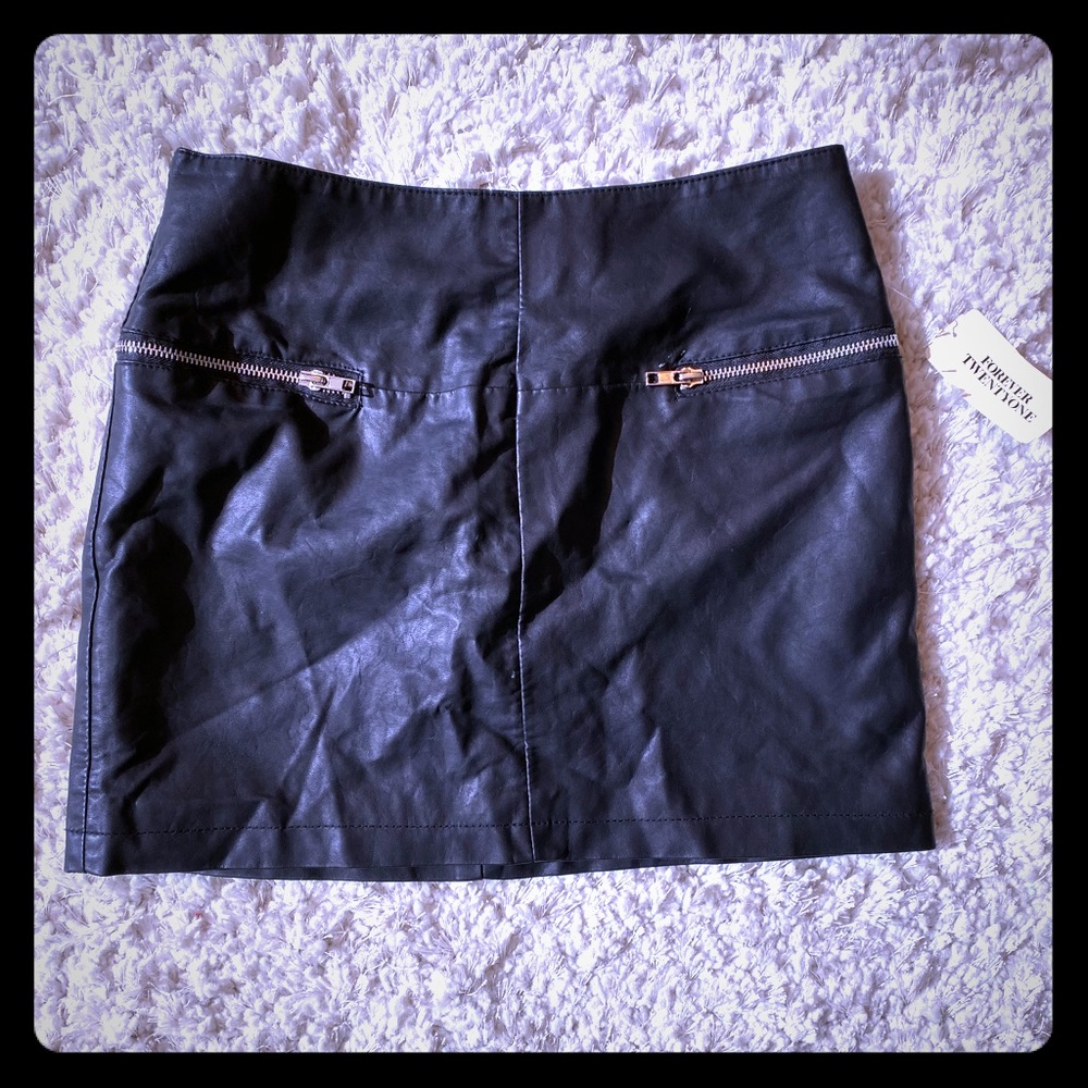 NWT faux leather skirt (silver zip)